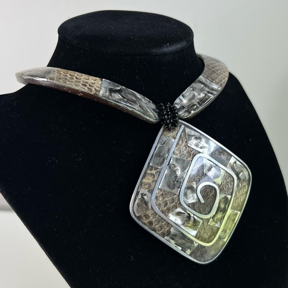 Bead, metal and mother of pearl bib, door knocker necklace. - Picture 3 of 7